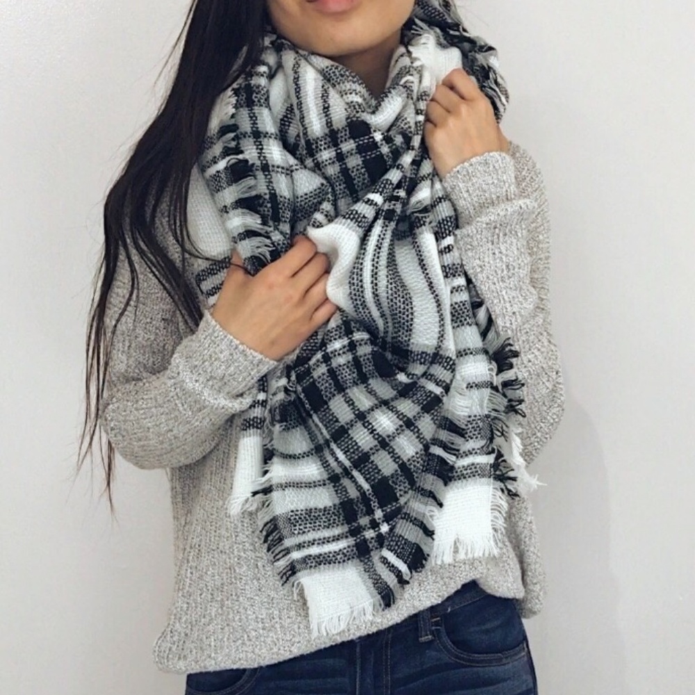 ๐ Juneau - Black + White Plaid Blanket Scarf - Picture 8 of 8